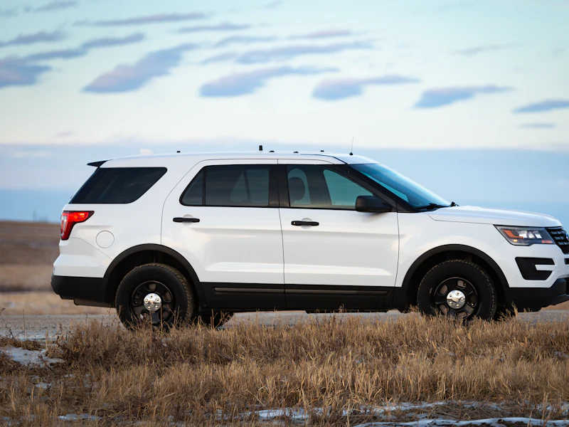 Weißer SUV von schräg hinten