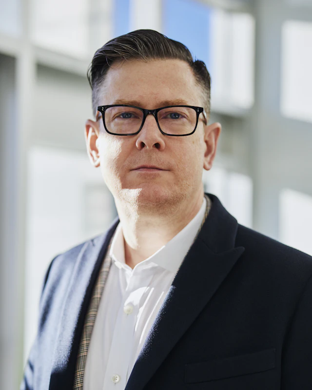 Portrait eines Mannes im Anzug (Stockfoto)