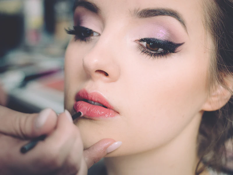 Auftrag von Make-up mit dem Pinsel