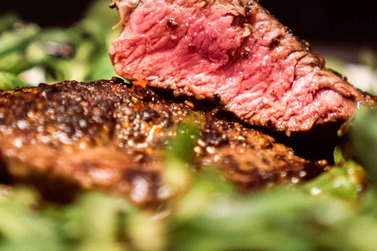 Anschnitt eines Steaks, der Kern ist durchgehend rosa.